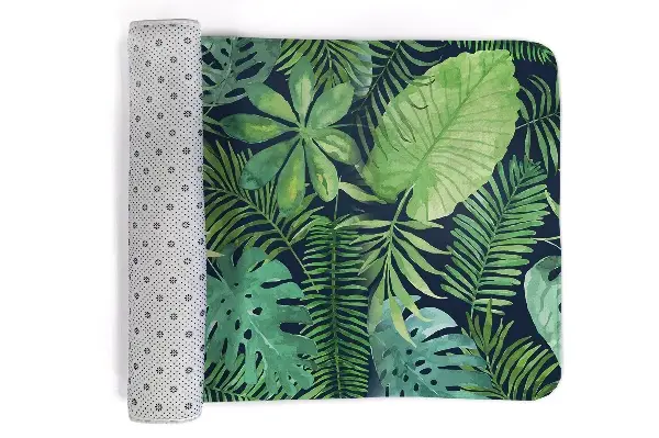 Tappeto Foglie tropicali verdi su sfondo scuro