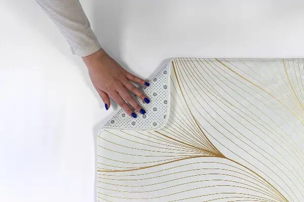 Tappeto Linee ondulate dorate su sfondo bianco
