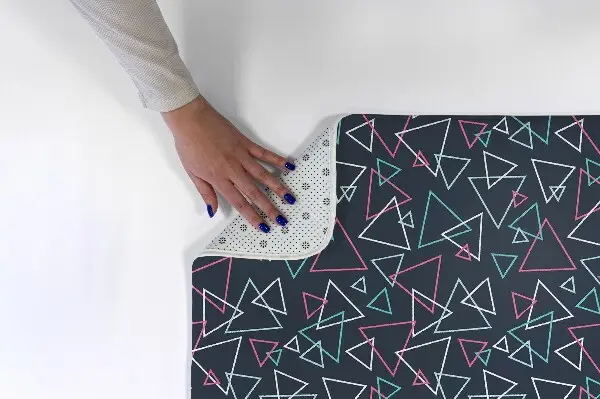 Tappeto Triangoli su sfondo scuro