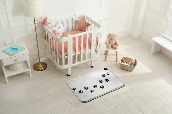 Tappeto Impronte di piedi su sfondo bianco