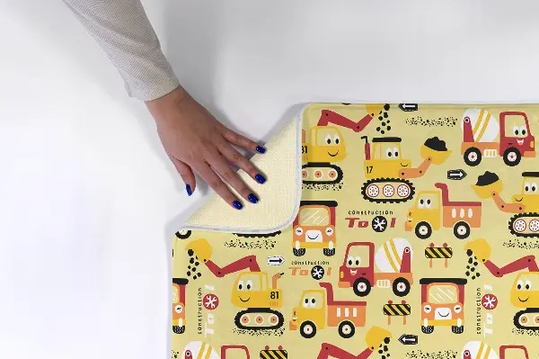 Tappeto Veicoli da costruzione colorati su sfondo giallo