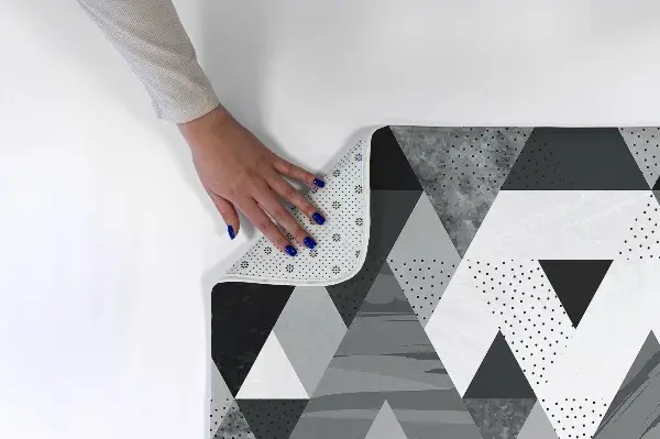 Tappeto Triangoli geometrici in bianco e nero