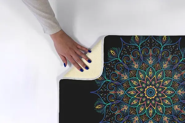 Tappeto moderno Mandala colorato su sfondo nero