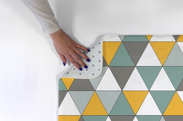 Tappeto moderno Triangoli colorati in una disposizione geometrica