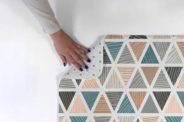 Tappeto moderno Triangoli in un modello geometrico