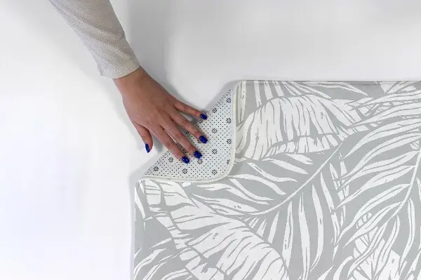Tappeto moderno Foglie tropicali in tonalità di grigio