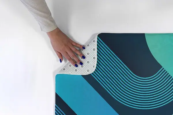 Tappeto moderno Motivo marmorizzato con linee ondulate.