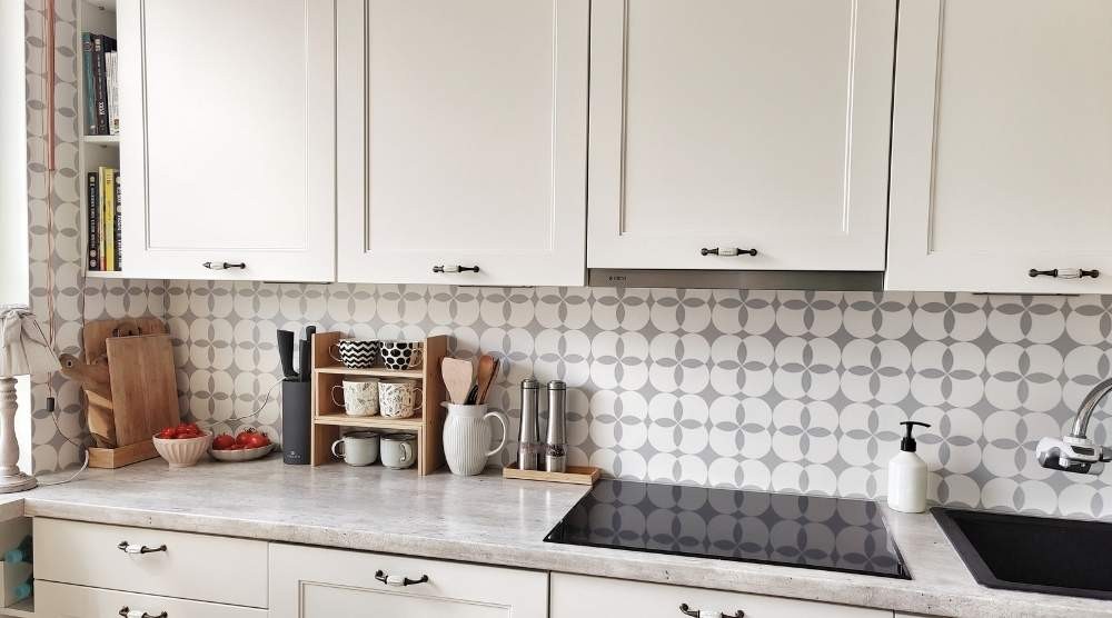 Cosa mettere sulla parete della cucina al posto delle piastrelle? Una guida alle soluzioni moderne